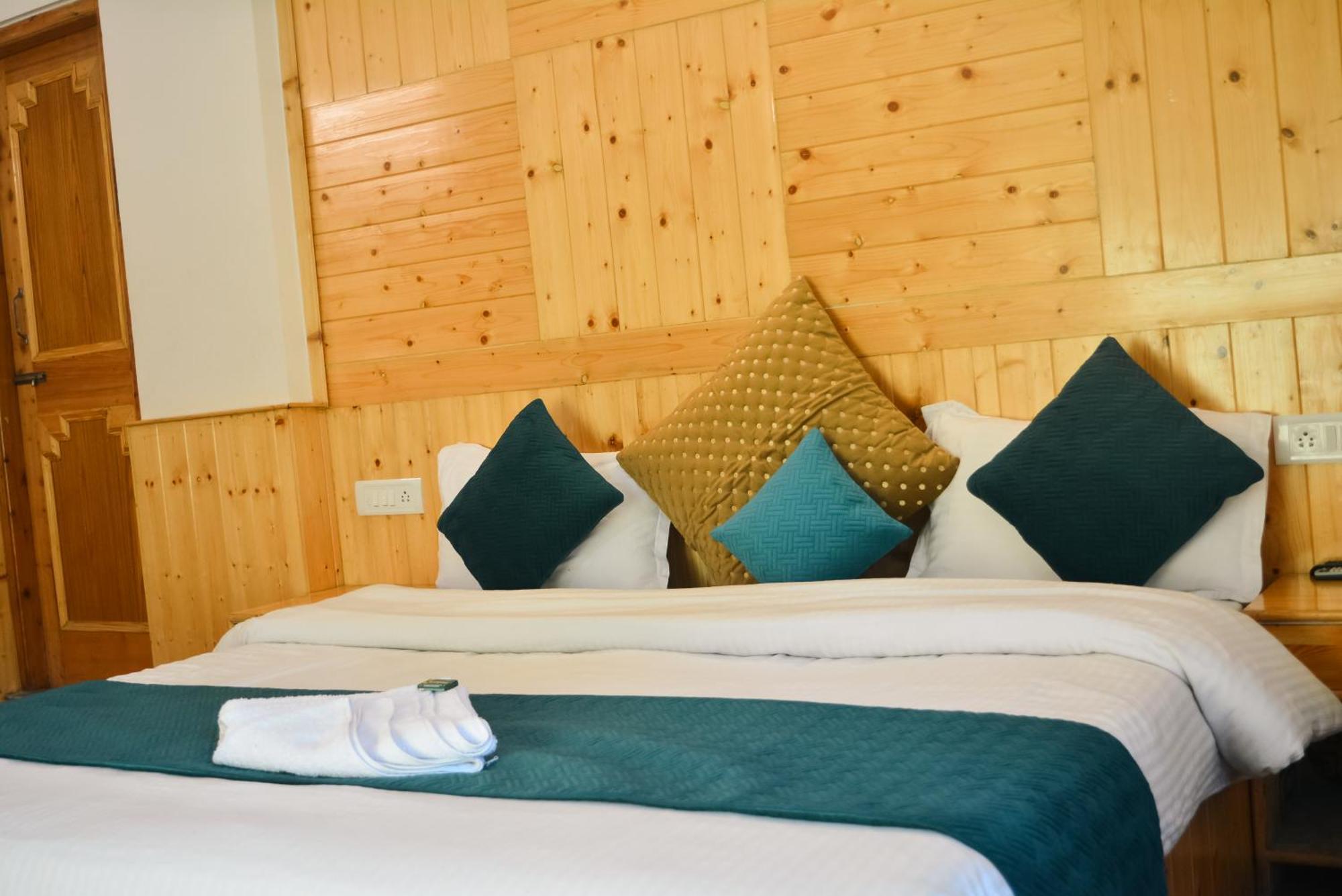 The Neelgiris Hotel Manali  Bagian luar foto